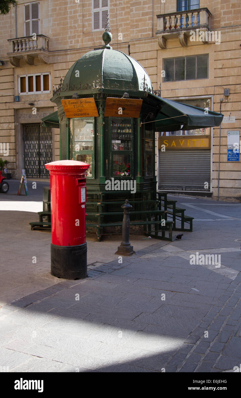 Old style letterbox et kiosque à Valletta Banque D'Images