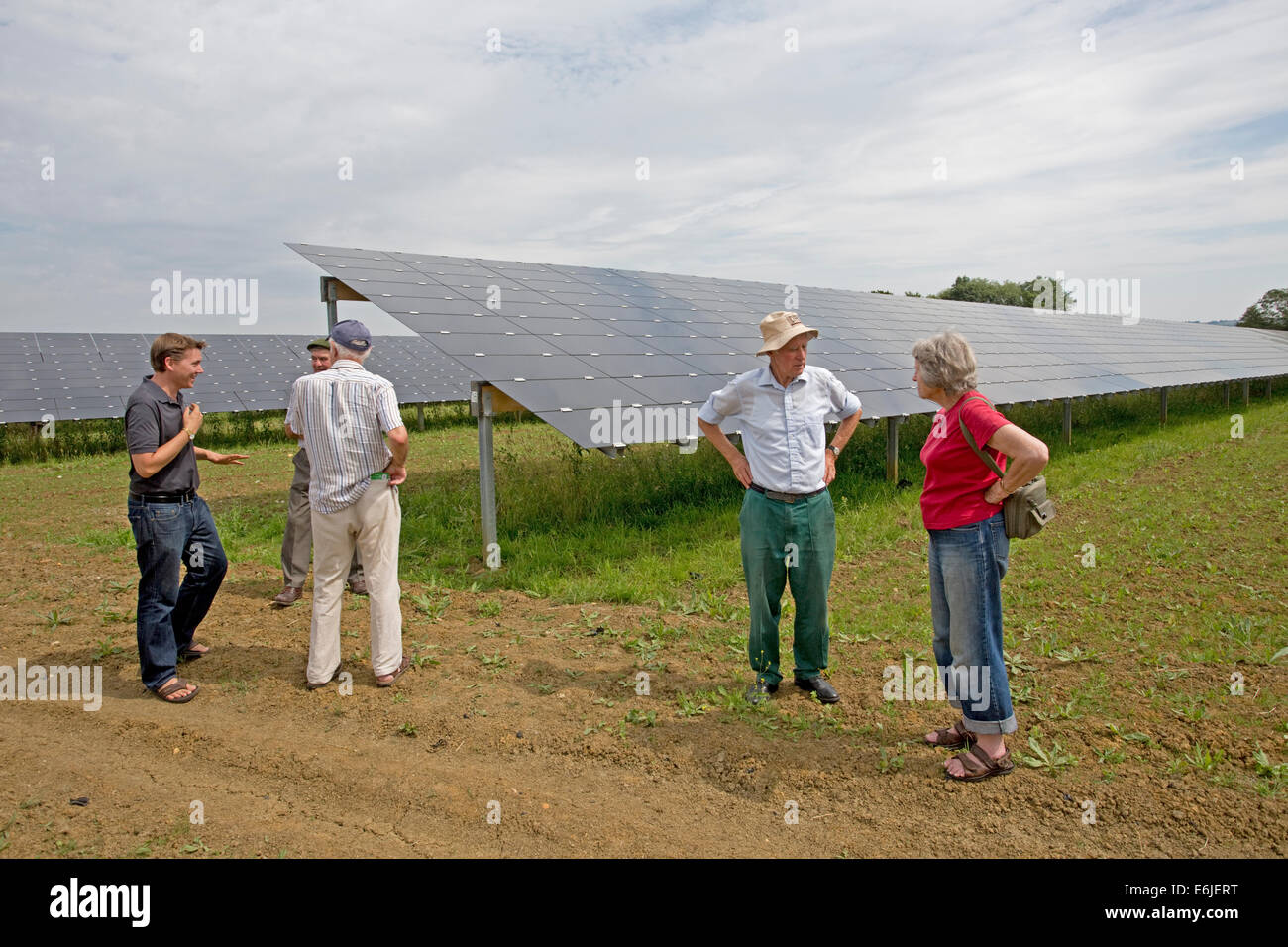 Sur les visiteurs Journée portes ouvertes à la ferme solaire Belectric Willersey UK Cotswolds Nord Banque D'Images
