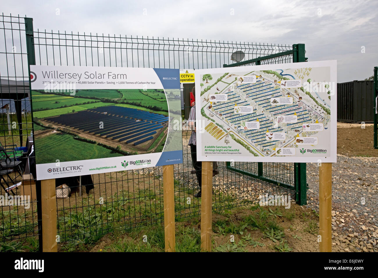 Cartes d'affichage à l'entrée de Belectric wildlife friendly ferme solaire à Willersey UK Cotswolds Nord Banque D'Images