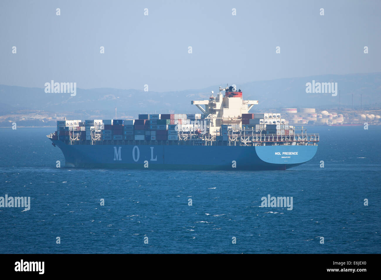 Présence de MOL-conteneurs vraquier Navire marchand en mer Méditerranée Gibraltar Banque D'Images