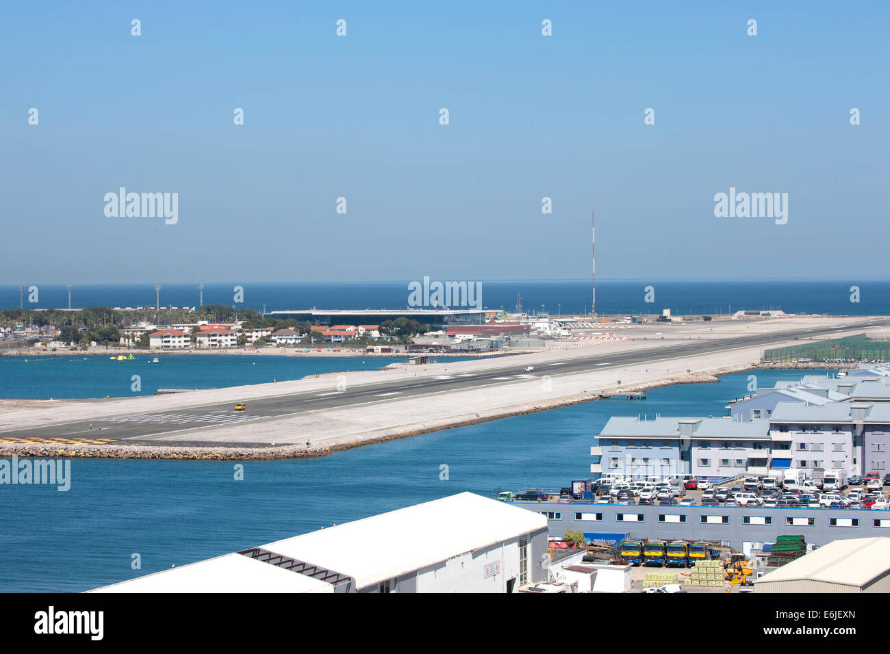 Piste de l'aéroport de Gibraltar à l'extrémité sud de la péninsule ibérique à l'entrée de la Méditerranée Banque D'Images