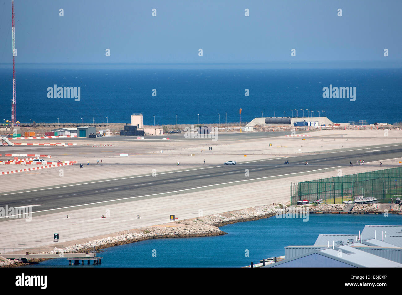 Piste de l'aéroport de Gibraltar à l'extrémité sud de la péninsule ibérique à l'entrée de la Méditerranée Banque D'Images
