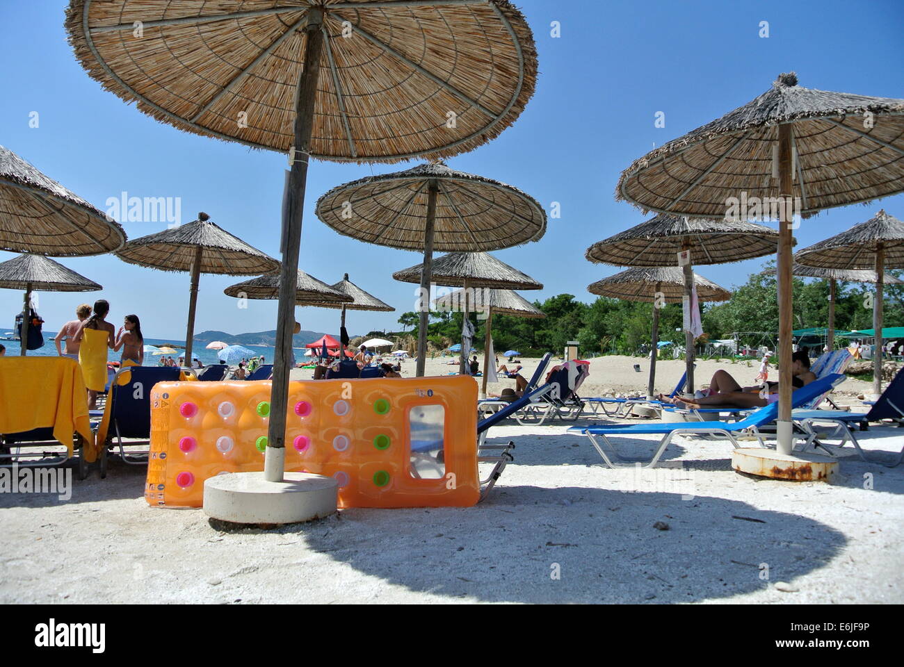 Des parasols sur la plage ensoleillée, ciel bleu à Thassos, Grèce Banque D'Images