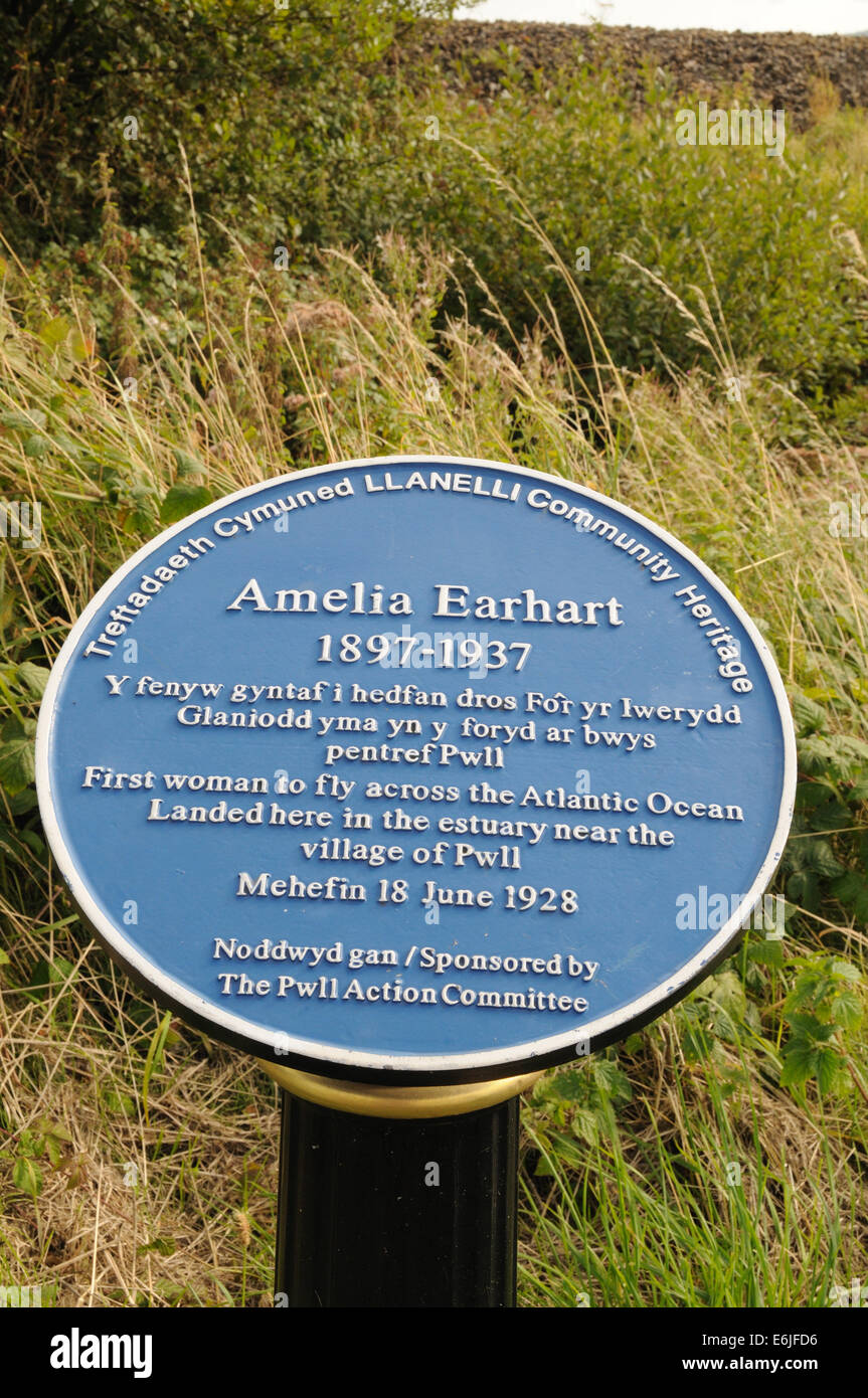 Plaque commémorative bilingue pour Amelia Earhart lLanelli Carmarthenshire Parc Melennium Wales Cymru UK GO Banque D'Images