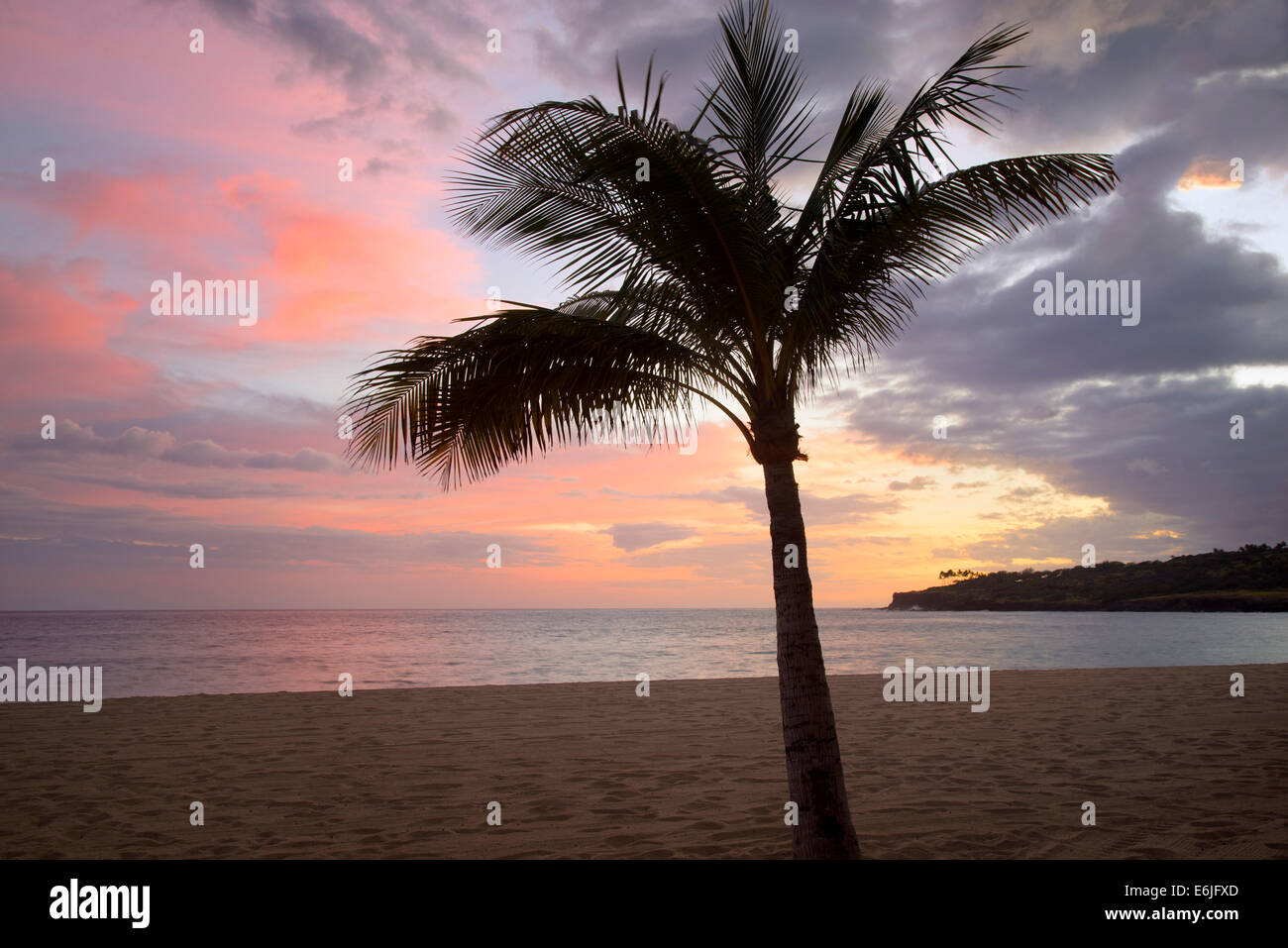 Plage et coucher du soleil à Hulopoe Beach. Four Seasons at Manele Bay, Hawaii Banque D'Images