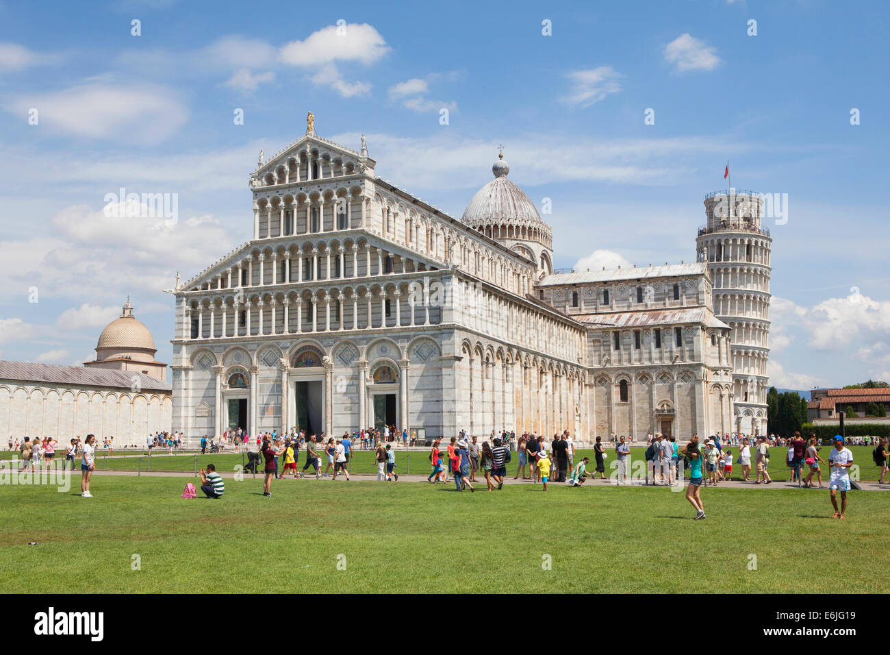 La Tour Penchée de Pise est le campanile, ou établissements autonomes de clocher, de la cathédrale de la ville italienne de Pise Italie Banque D'Images