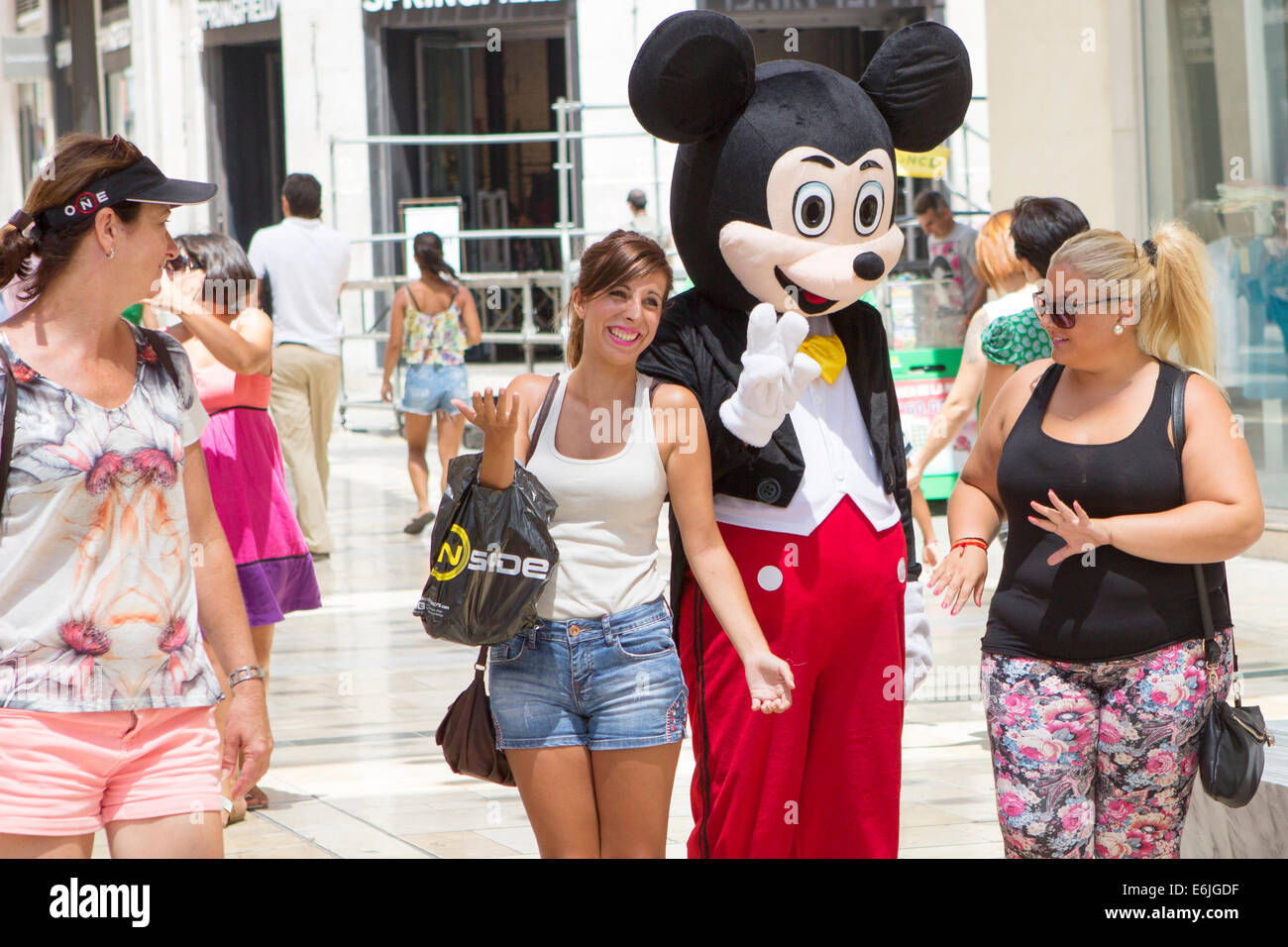 Centre commercial Shoppers à Malaga avec Micky Mouse caractère life size Banque D'Images