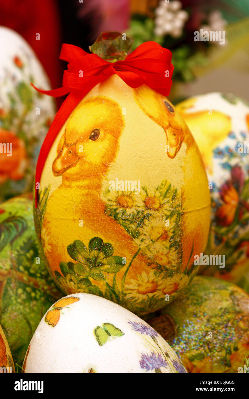 Œuf de Pâques, l'œuf d'autruche avec décoration en technique de découpage Banque D'Images