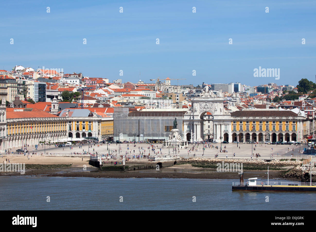 Vue sur Alfama Lisbonne Place du Commerce (Praça do Comercio), Lisbonne, Portugal Banque D'Images