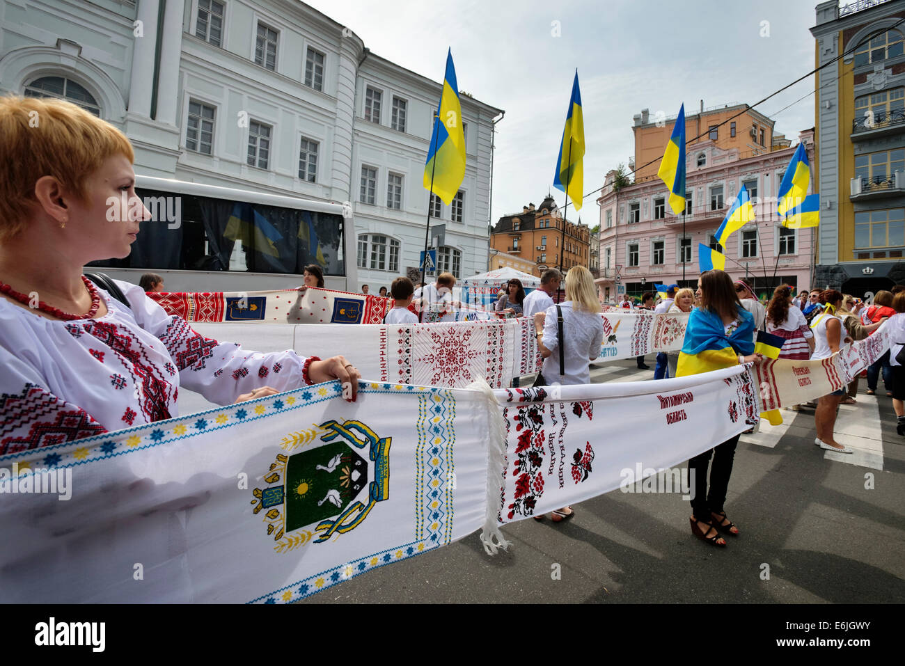 Kiev, Ukraine, le 24 août, 2014. 5000 personnes prennent part à la parade de broderie le jour de l'indépendance de l'Ukraine. Défilé de vêtements nationaux ukrainiens' ou 'vyshyvanka shirt brodé traditionnellement tenu le jour de l'indépendance de l'Ukraine. Cette année, c'est réuni ensemble montant record de personnes de différentes régions de l'Ukraine, vêtu de vêtements traditionnels anciens. Crédit : Oleksandr Rupeta/Alamy Live News Banque D'Images