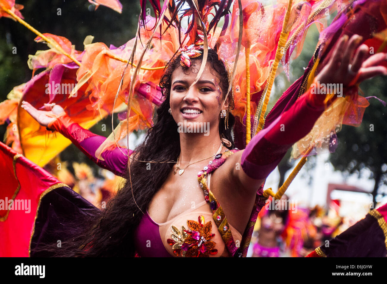 Londres, Royaume-Uni. 25 août, 2014. a reveler prend part au défilé durant la carnaval de Notting Hill à Londres. Credit : Piero Cruciatti/Alamy Live News Banque D'Images
