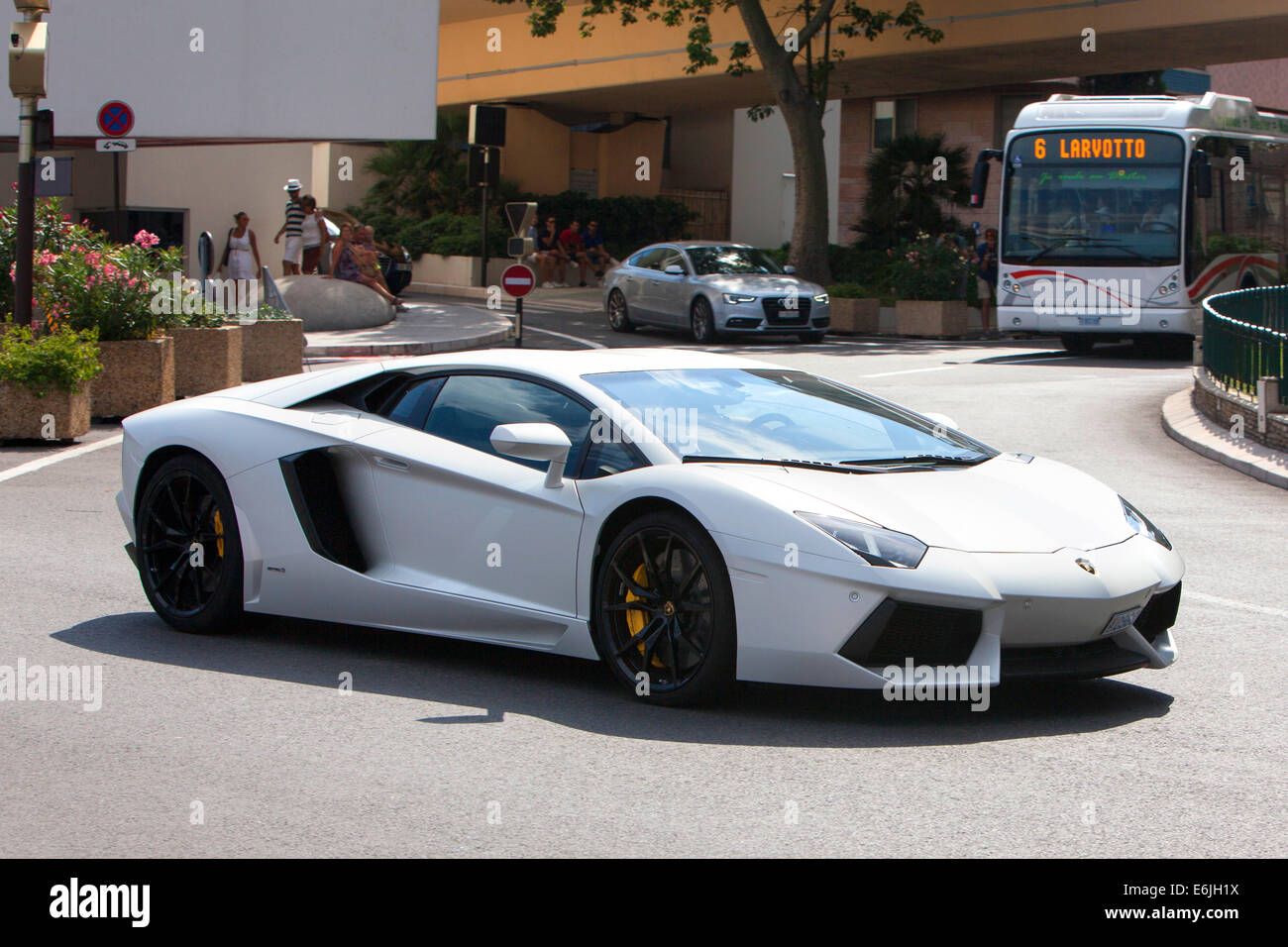 Lamborghini Aventador blanc à Monte Carlo d'un domaine de la Principauté de Monaco Banque D'Images