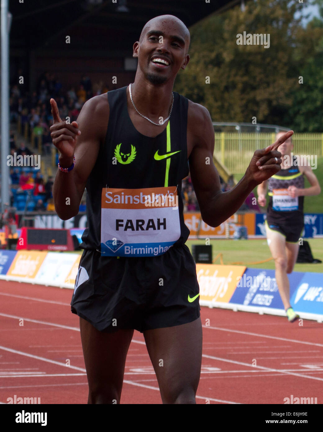 BIRMINGHAM, ANGLETERRE - 24 août : Mo Farah de Grande-bretagne célèbre remportant le Men's 2 milles avec un nouveau record britannique Banque D'Images