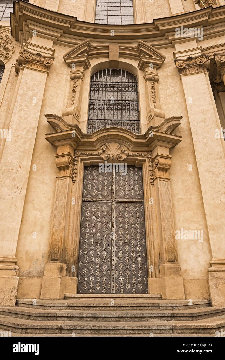 PRAGUE, RÉPUBLIQUE TCHÈQUE - 13 août 2014 : porte d'entrée de l'église Saint-Nicolas baroque sur la ville basse de Prague Banque D'Images