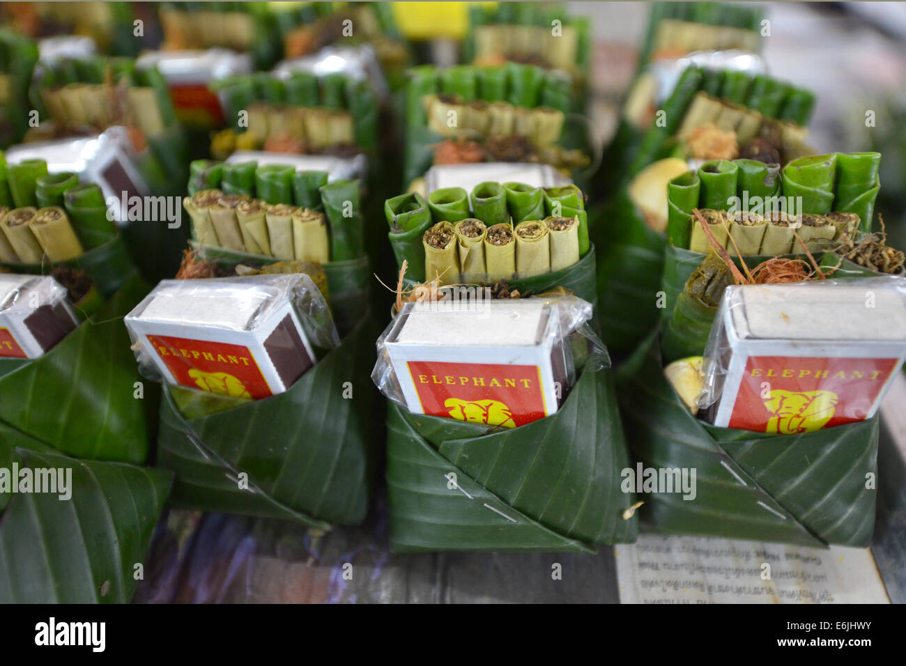 Mae Hong Son, Thaïlande - 18 Février, 2014 Cigarettes : marché artisanal à Mae Hong Son, Thaïlande Banque D'Images