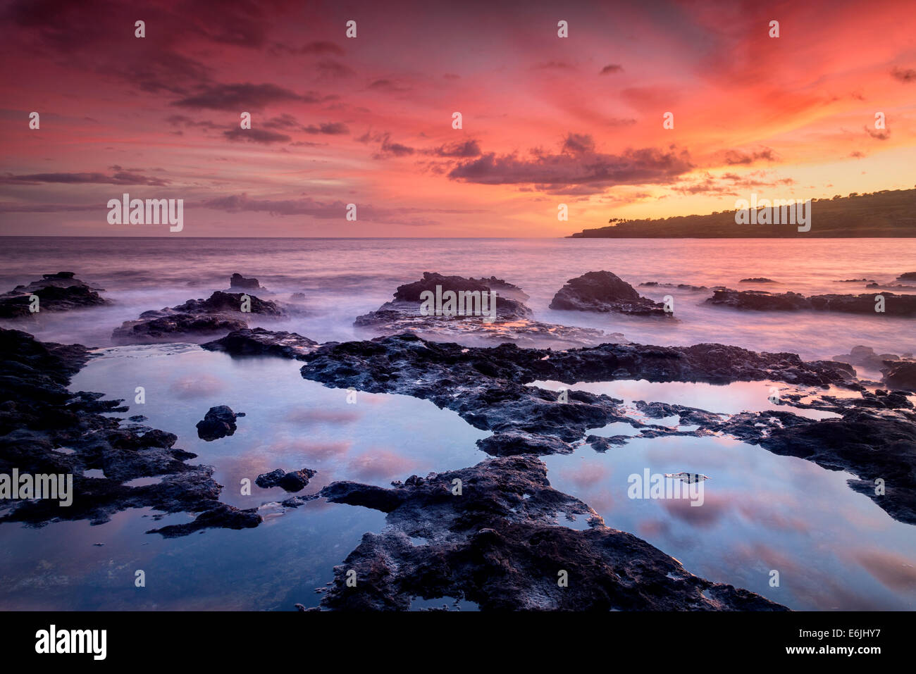 Le coucher du soleil et des flaques. Lanai, Hawaii Banque D'Images