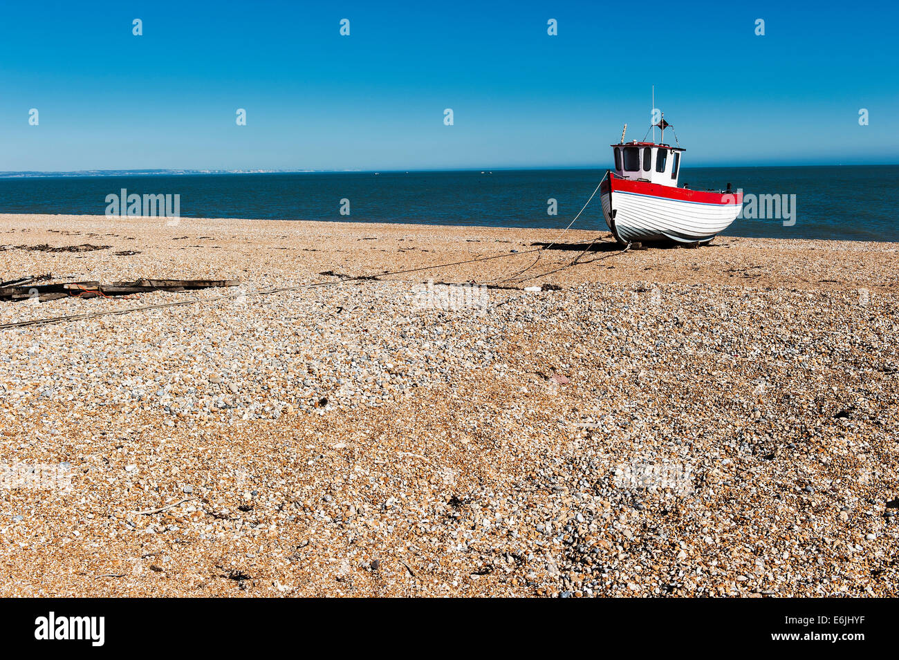 Bateau de pêche sur la plage de Dungeness, Kent, Angleterre Banque D'Images