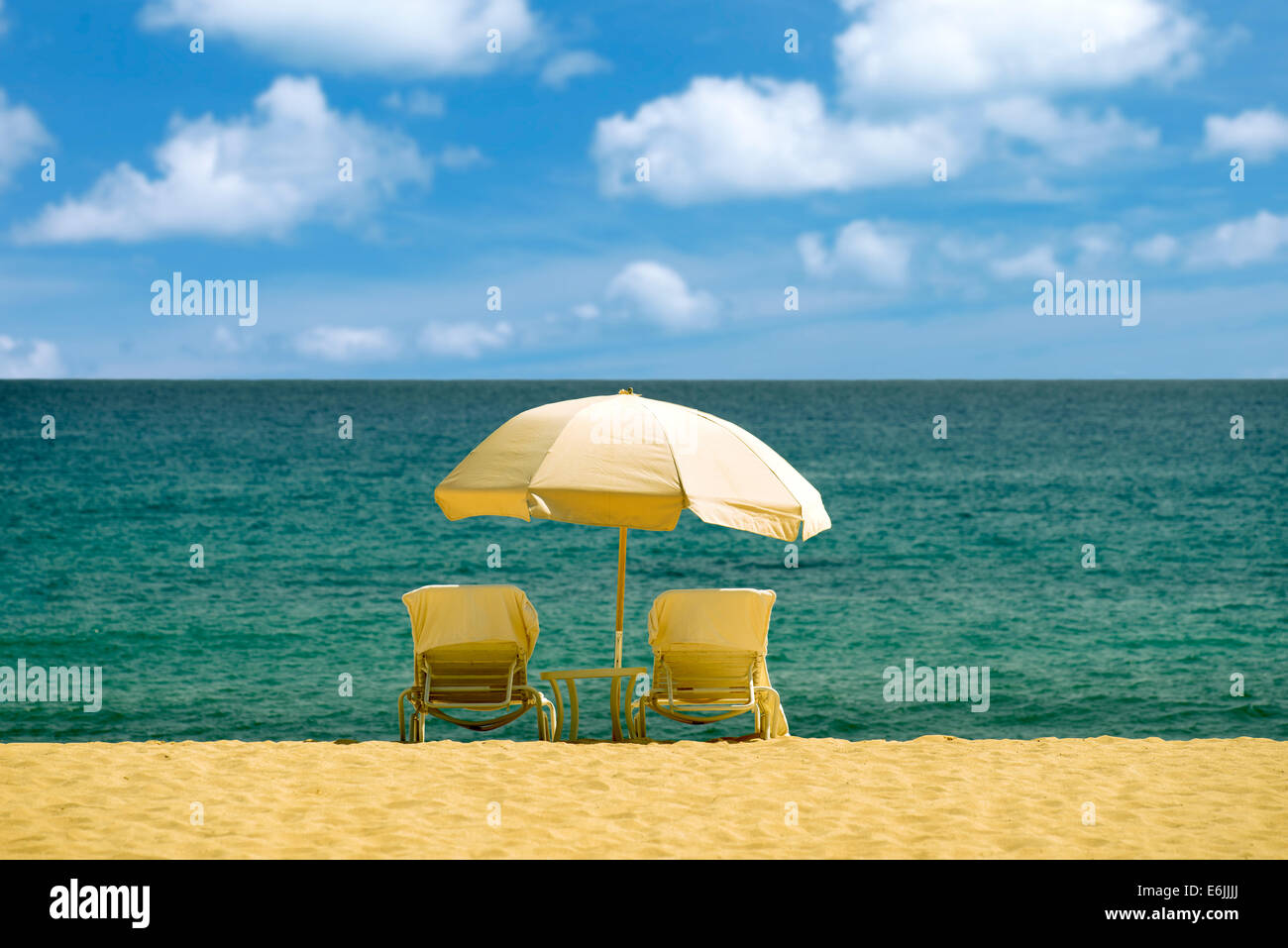 Parasol et chaises. Plage à Quatre Saisons, Lanai, Hawaii. Banque D'Images