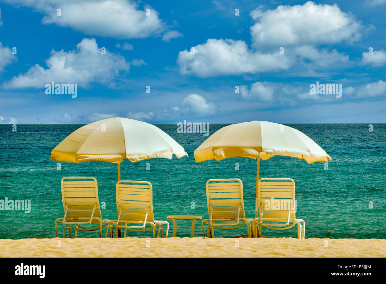 Parasols et chaises. Plage à Quatre Saisons, Lanai, Hawaii.. Banque D'Images