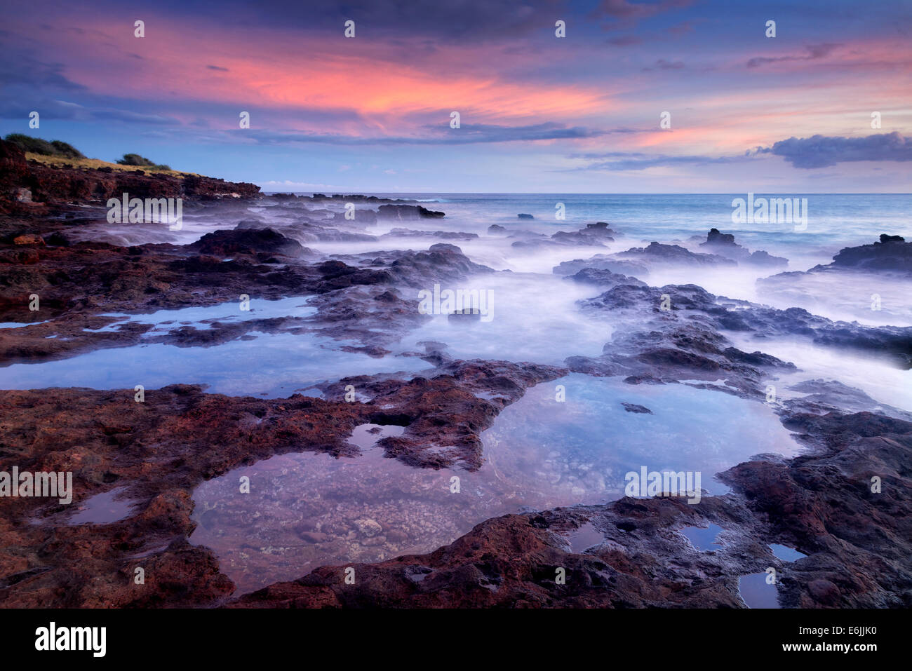 Le coucher du soleil et des flaques. Lanai, Hawaii Banque D'Images