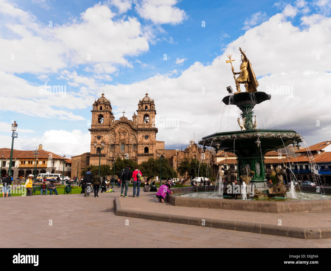 Fontaine avec statue de Pachacuti Yupanqui Inca Pachacutec ou et la Iglesia de la Compania de Jesus dans l'arrière-plan - Cusco, Pérou Banque D'Images