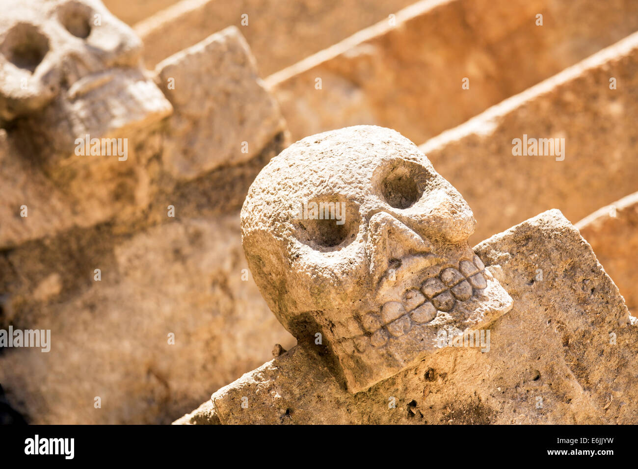 Gros plan du crâne avec pierre mexicaine effrayants escaliers en arrière-plan Banque D'Images