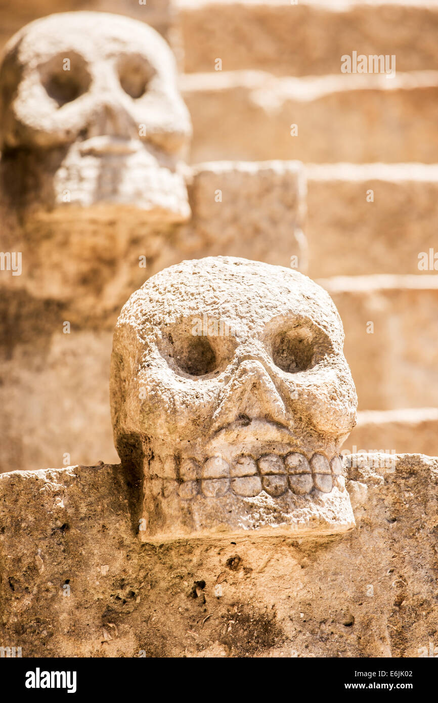 Gros plan du crâne avec pierre mexicaine effrayants escaliers en arrière-plan Banque D'Images