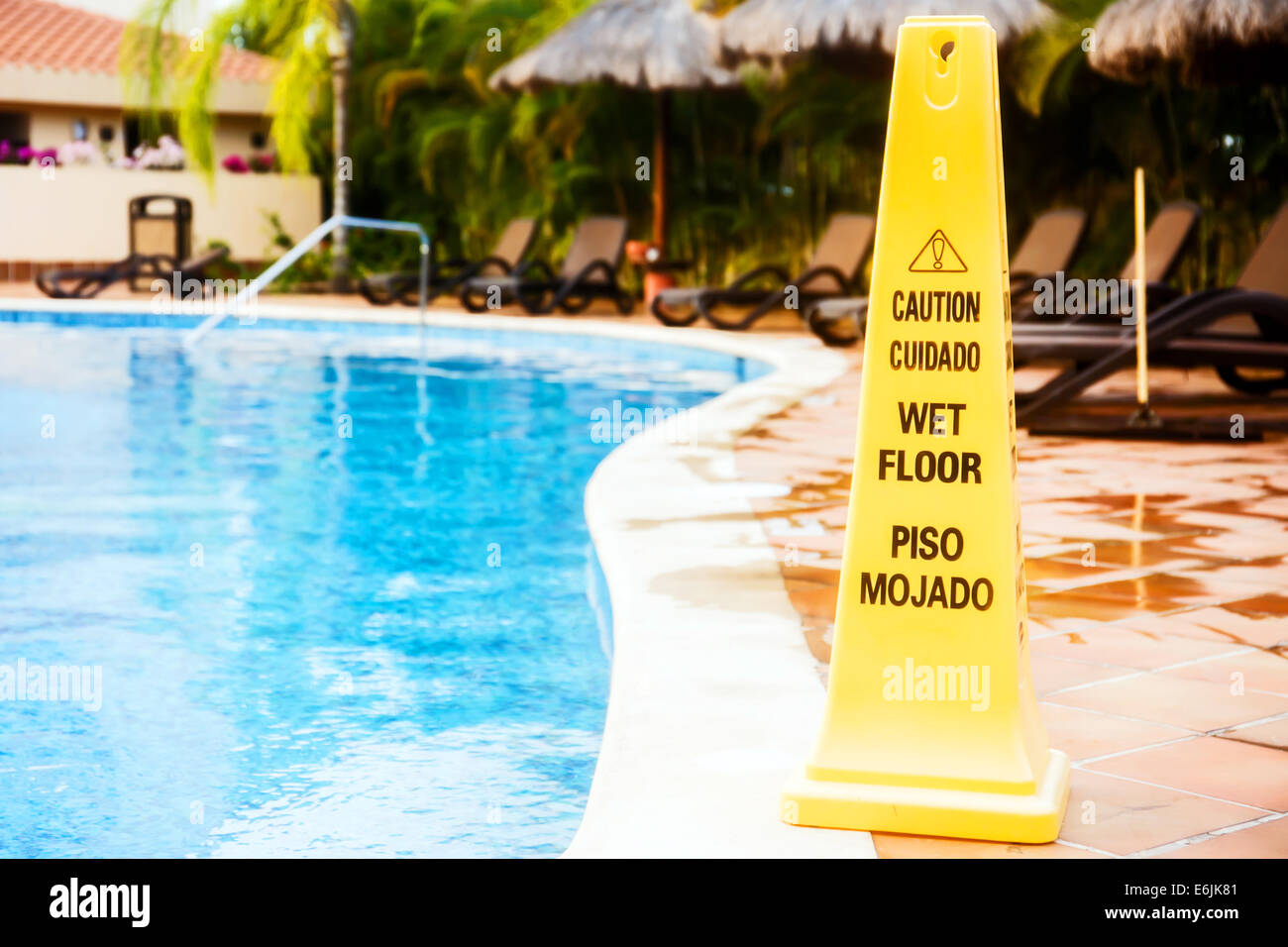 Sol humide warning sign on une piscine au Mexique Banque D'Images