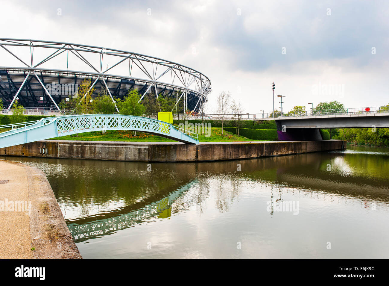 Le stade olympique et la rivière Lee dans le parc Queen Elizabeth à Londres. Banque D'Images