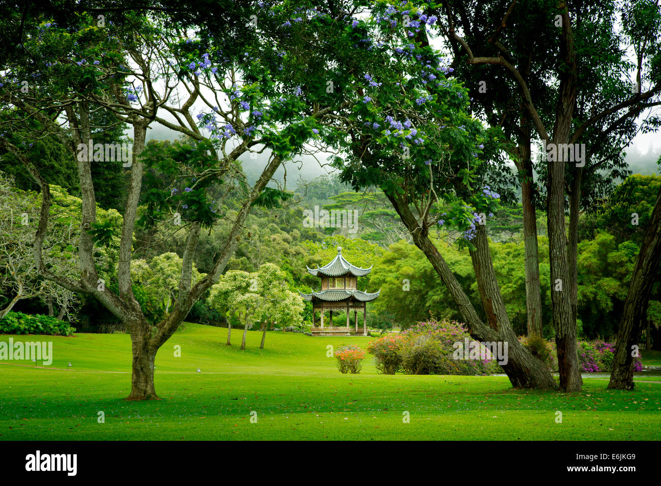 Motifs de jardin et pegoda au Four Seasons Hotel. Lanai, Hawaii. Banque D'Images