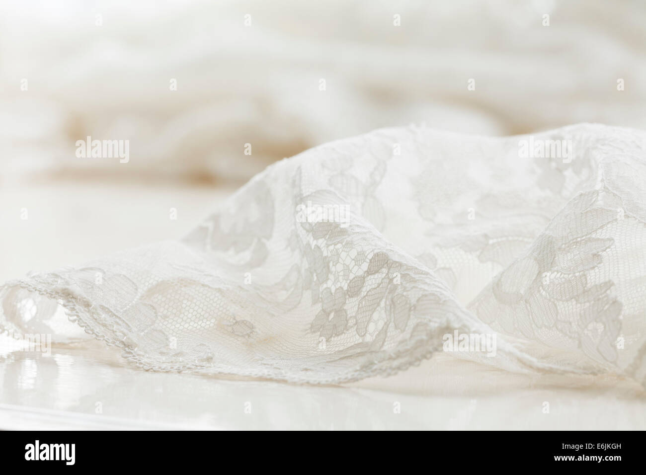 Un petit morceau de délicate dentelle fait à la machine, photographié en taille de la vie d'un éclairage naturel doux Banque D'Images