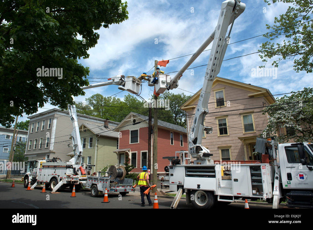 L'utilisation d'électriciens grue camions pour travailler sur l'installation de nouvelles lignes électriques à New Haven, CT. Banque D'Images