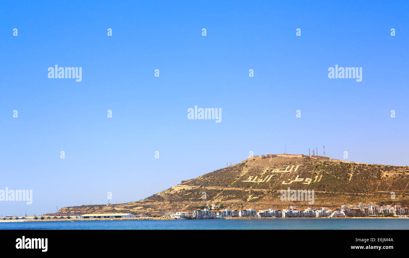 Dieu, patrie, Roi légende le la montagne à Agadir, au Maroc. Banque D'Images