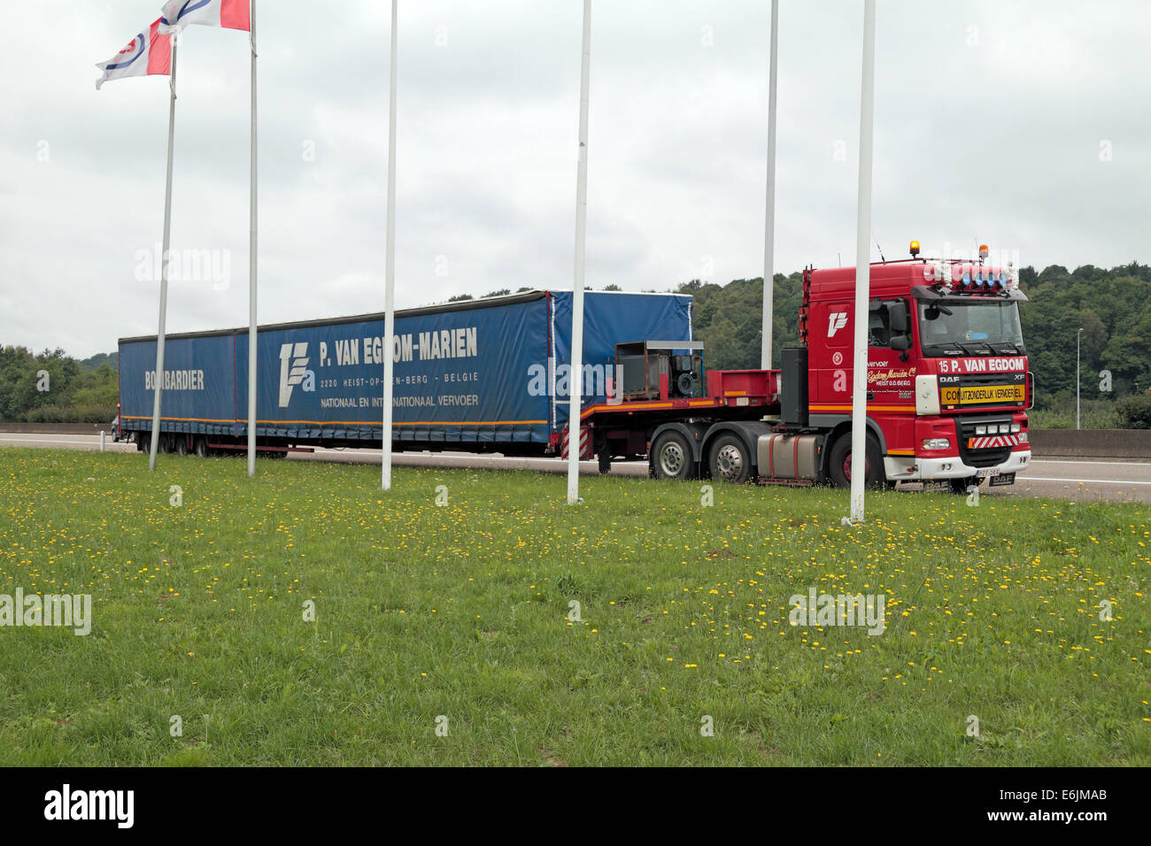 Plus d'un véhicule plus lourd (LHV), également appelé un super camion, est une classification d'un grand véhicule de transport de marchandises (LGV). Vu en Pays-Bas Banque D'Images