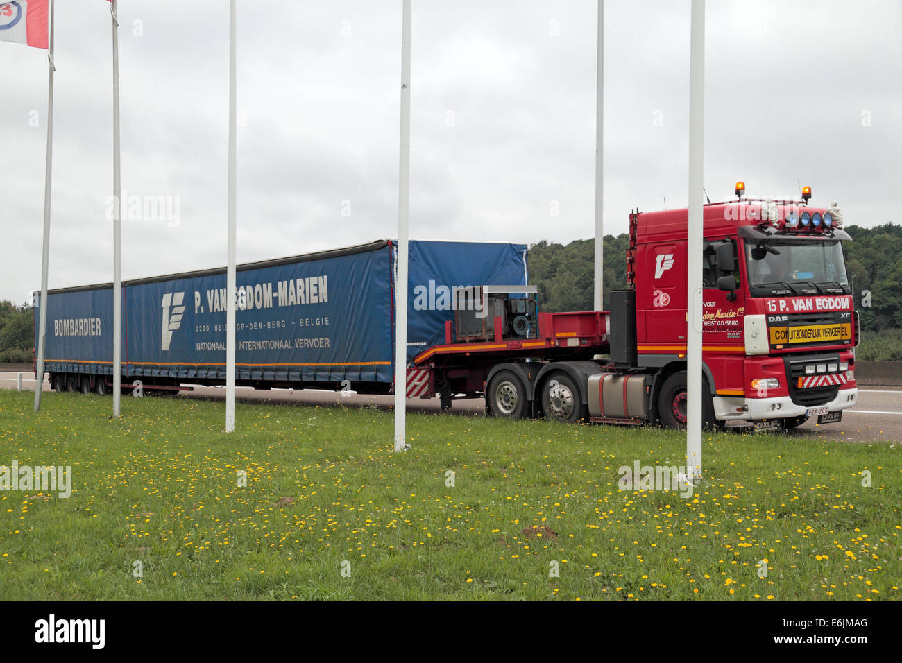 Plus d'un véhicule plus lourd (LHV), également appelé un super camion, est une classification d'un grand véhicule de transport de marchandises (LGV). Vu en Pays-Bas Banque D'Images