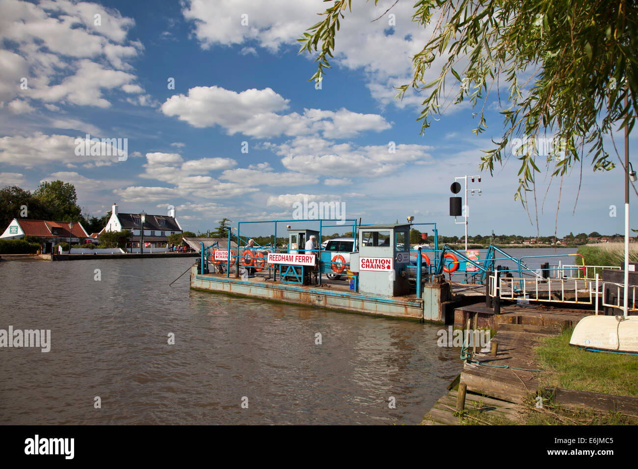 Ferry Reedham sur la rivière Yare à Norfolk, le seul passage sur cette rivière entre Norwich et à Great Yarmouth. Banque D'Images