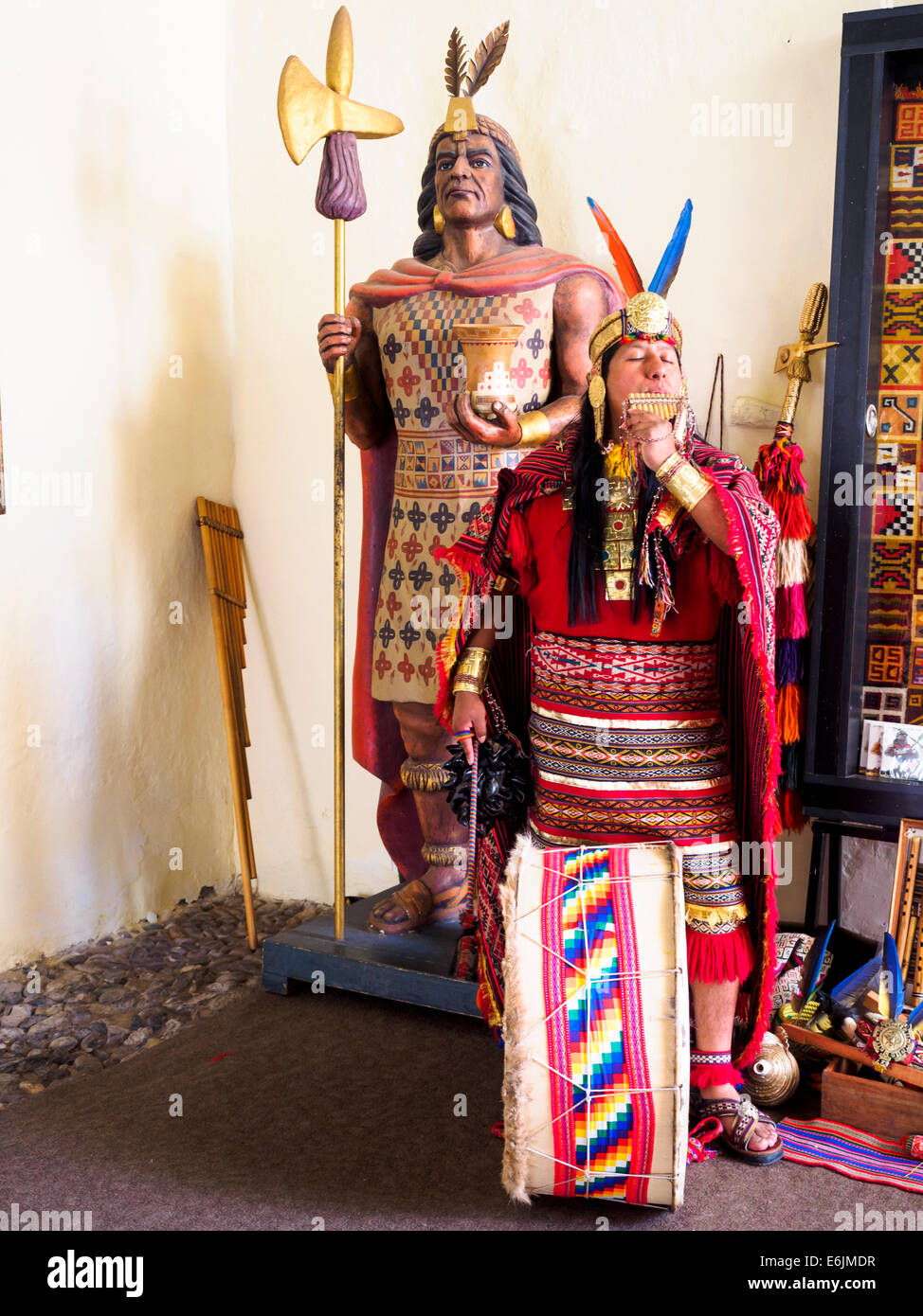 L'homme habillé comme un Inca jouer de la flûte à l'entrée du Musée des Incas - Cusco, Pérou Banque D'Images
