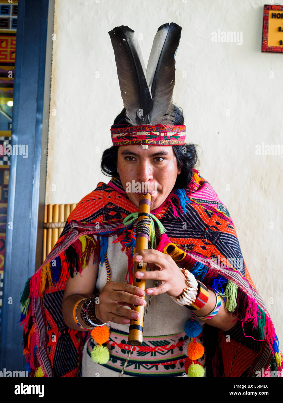 L'homme habillé comme un Inca jouer de la flûte à l'entrée du Musée des Incas - Cusco, Pérou Banque D'Images
