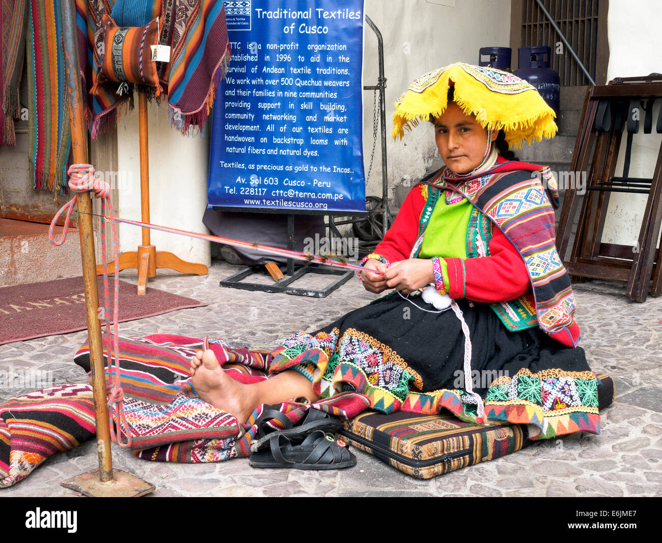 Femme Indienne Quechua tisse avec une sangle à tisser à l'intérieur du Musée d'Art Précolombien - Cusco, Pérou Banque D'Images
