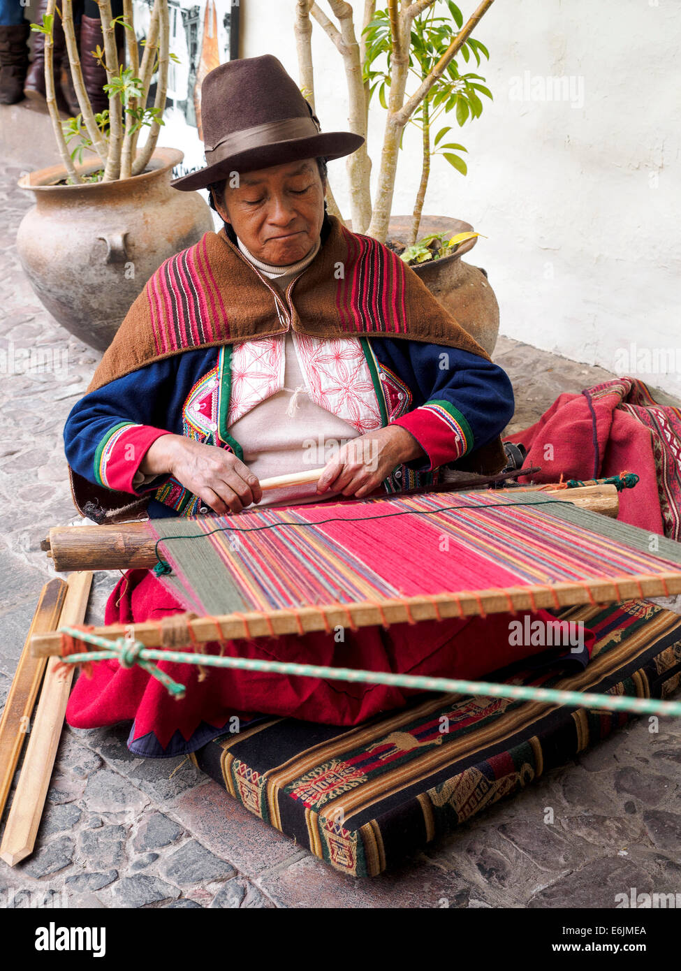 Femme Indienne Quechua tisse avec une sangle à tisser à l'intérieur du Musée d'Art Précolombien - Cusco, Pérou Banque D'Images