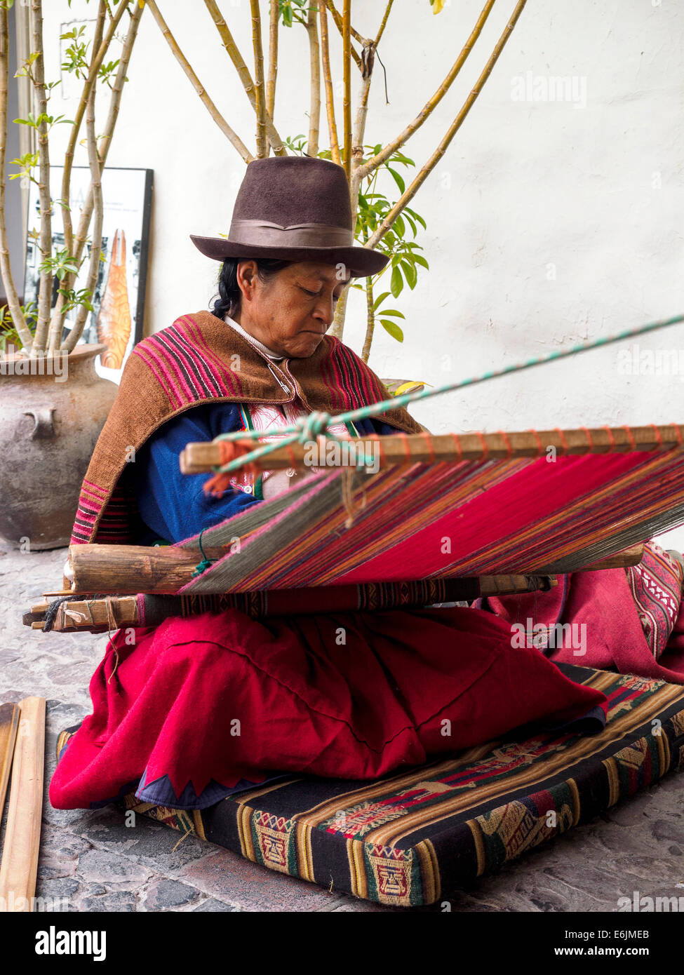 Femme Indienne Quechua tisse avec une sangle à tisser à l'intérieur du Musée d'Art Précolombien - Cusco, Pérou Banque D'Images