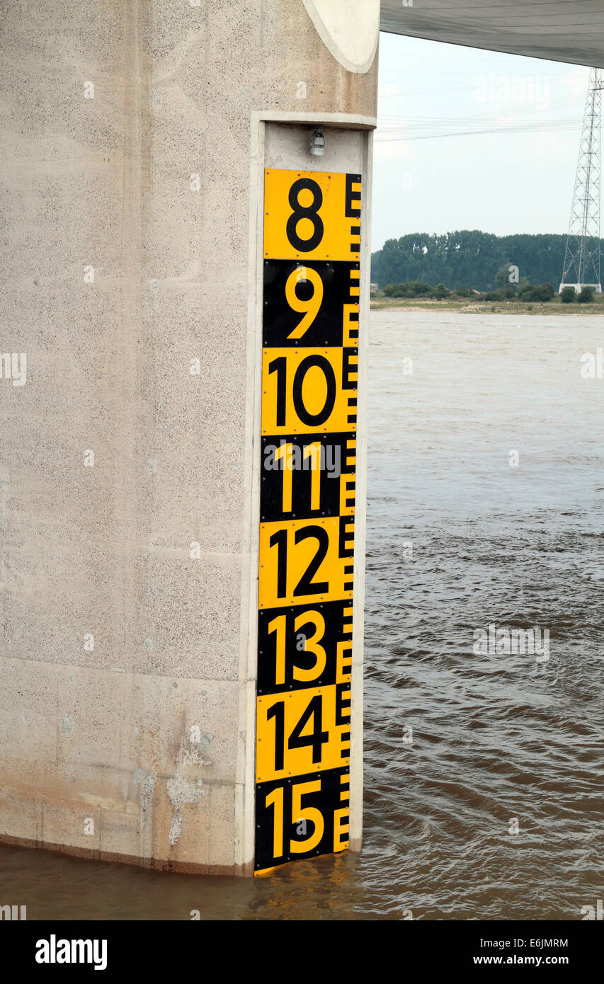 La mesure de la hauteur de la rivière sur le nouveau pont routier, 'Le passage', sur la rivière Waal à Nimègue, aux Pays-Bas. Banque D'Images