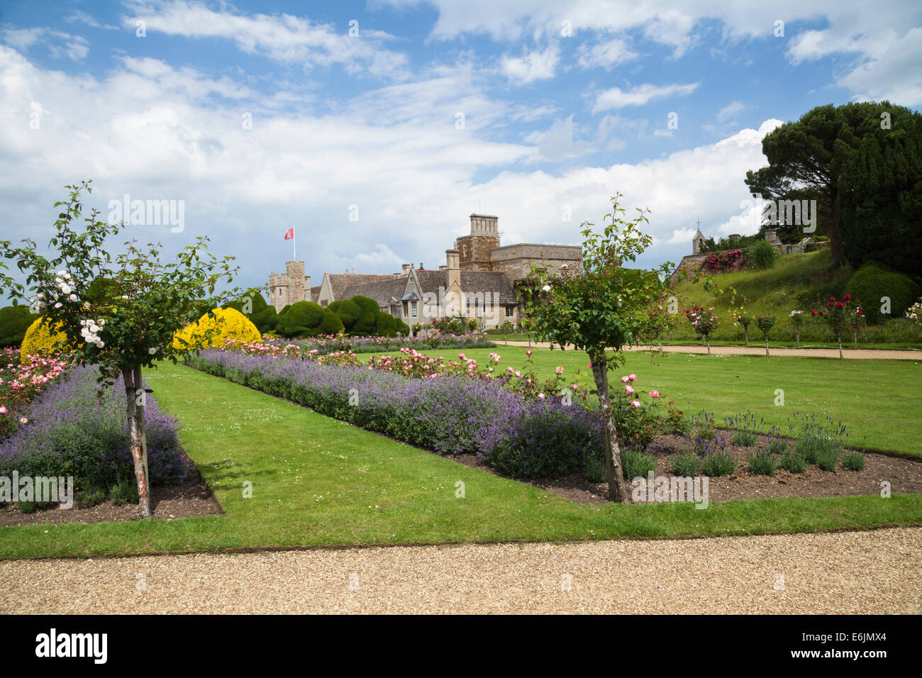 Le château de Rockingham vu de près de la frontières colorées de la Croix Jardin, Northamptonshire, Angleterre Banque D'Images