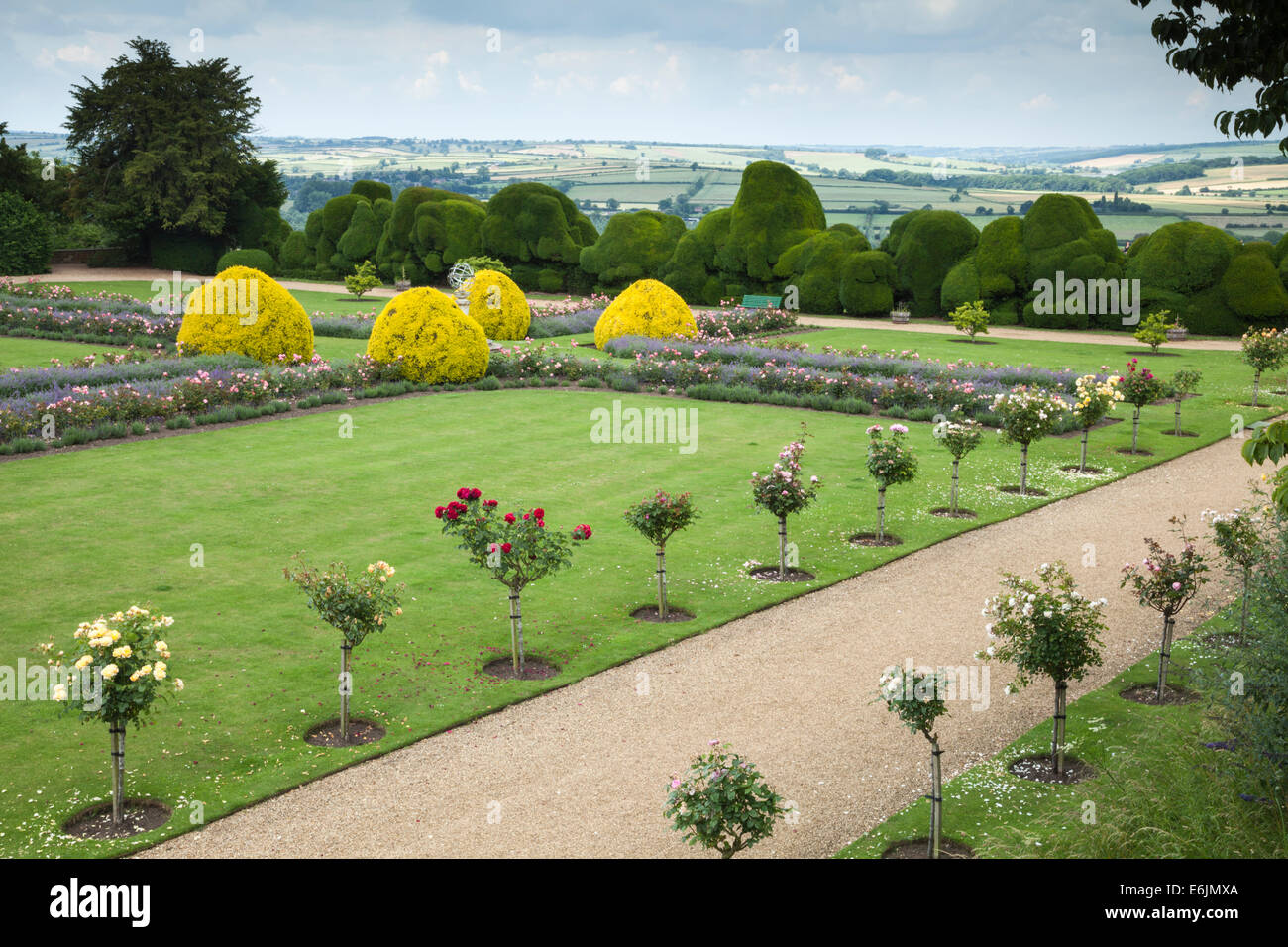 À la recherche sur la croix et jardin formel célèbre 'Elephant' le château de Rockingham de couverture et une vue sur la vallée de Welland, Northamptonshire, Angleterre Banque D'Images