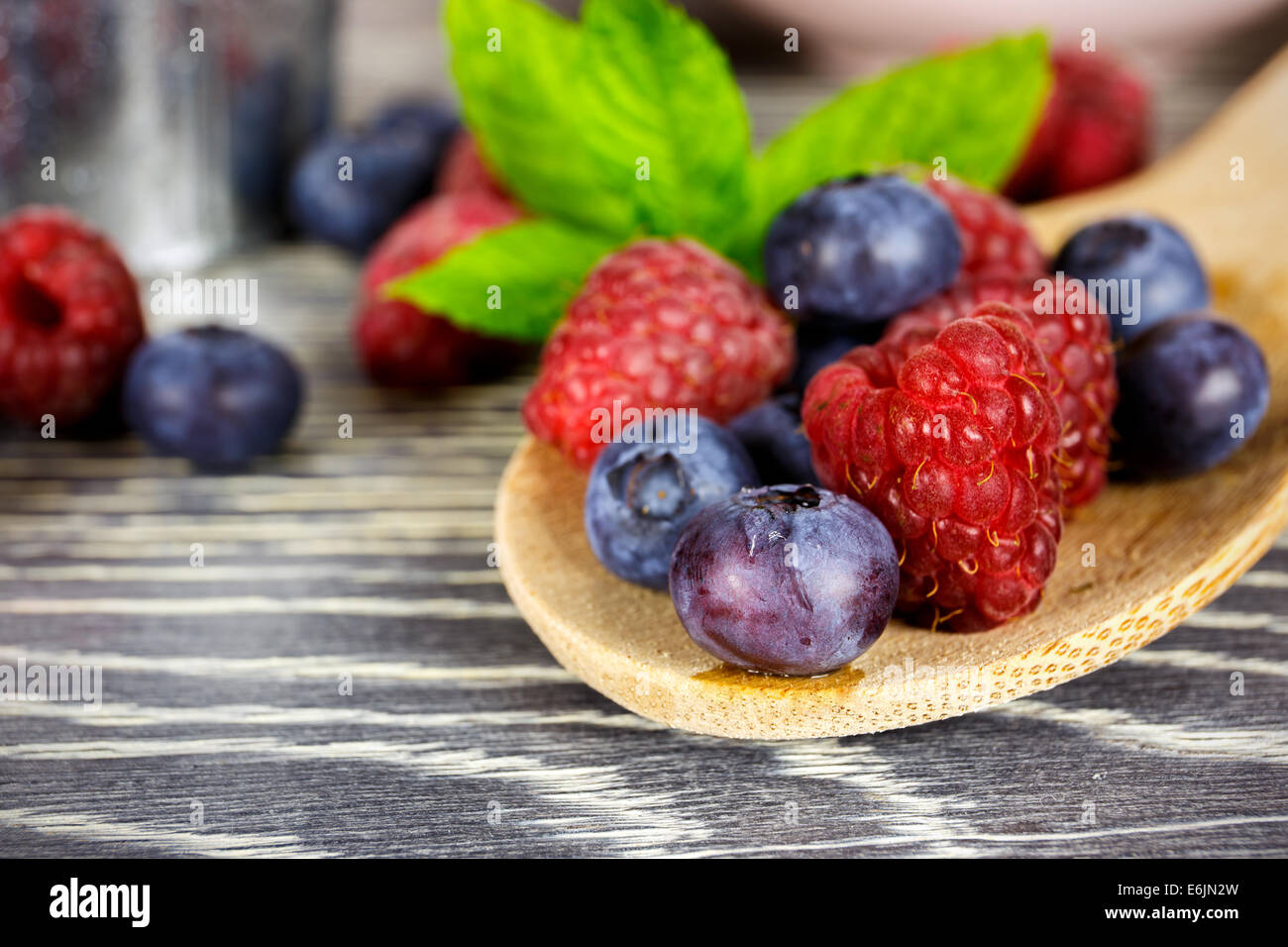 Des fruits frais sur une cuillère en bois Banque D'Images