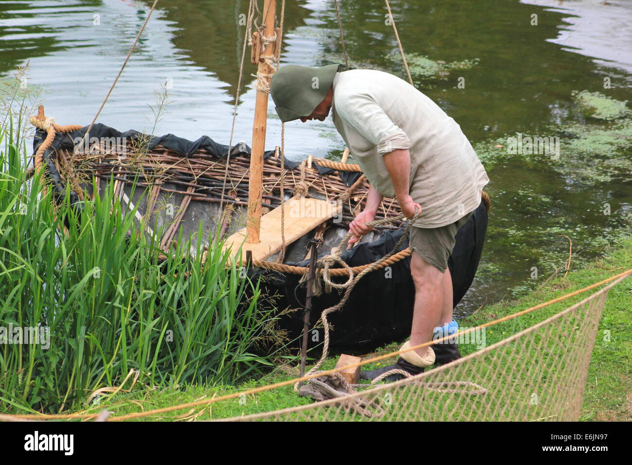 Paysan médiéval et Coracle Banque D'Images