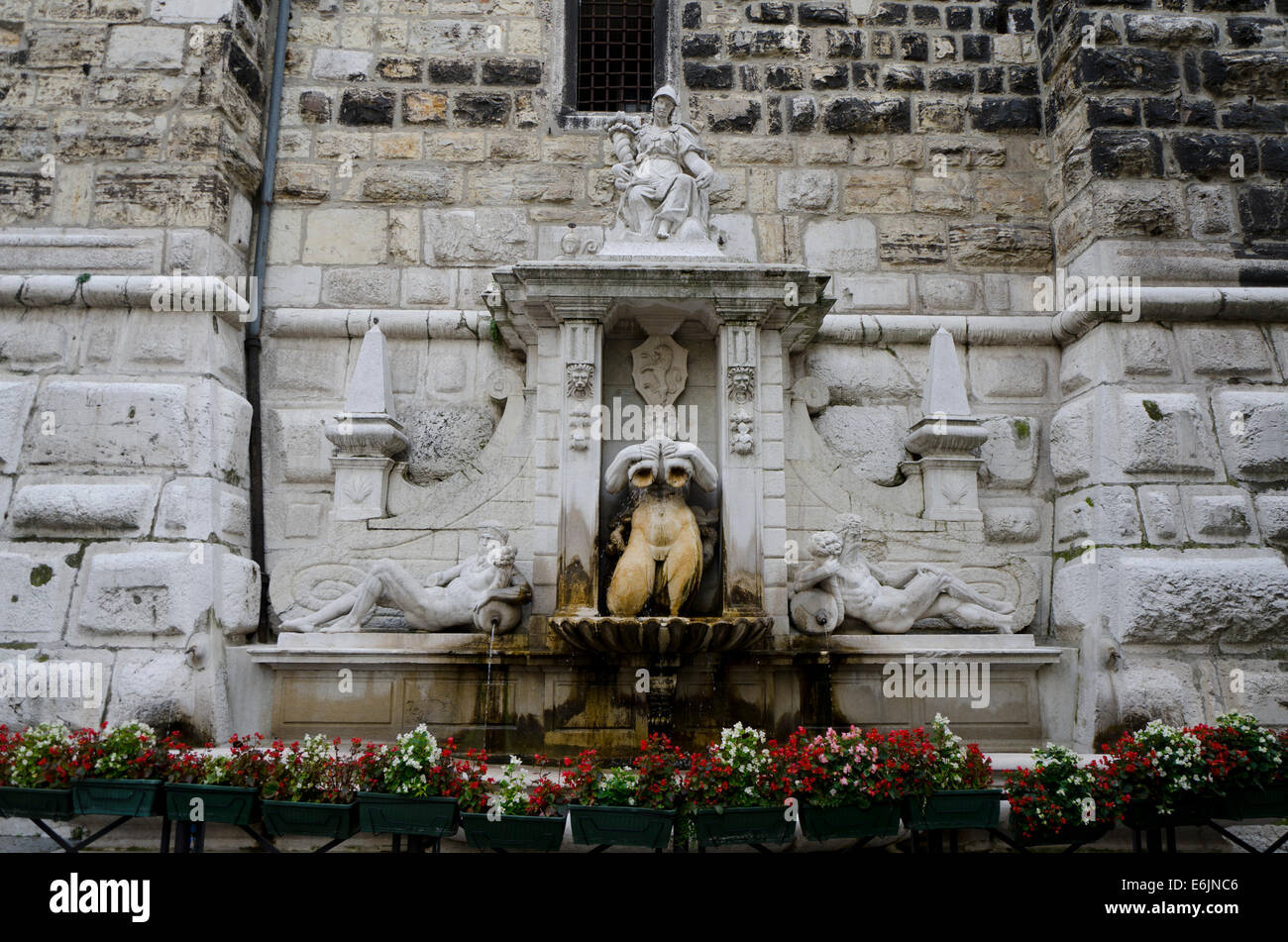 Brescia Italie. Fontaine à Torre della Pallata, Brescia, en marbre blanc de Botticino à Brescia, région de Lombardie. Italie. Banque D'Images