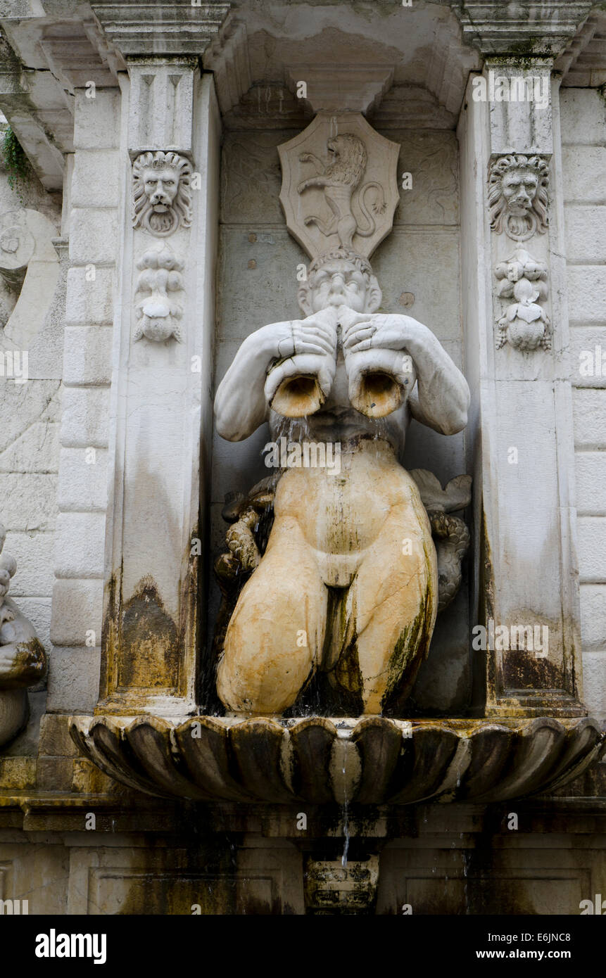 Brescia Italie. Fontaine à Torre della Pallata, Brescia, en marbre blanc de Botticino à Brescia, région de Lombardie. Italie. Banque D'Images