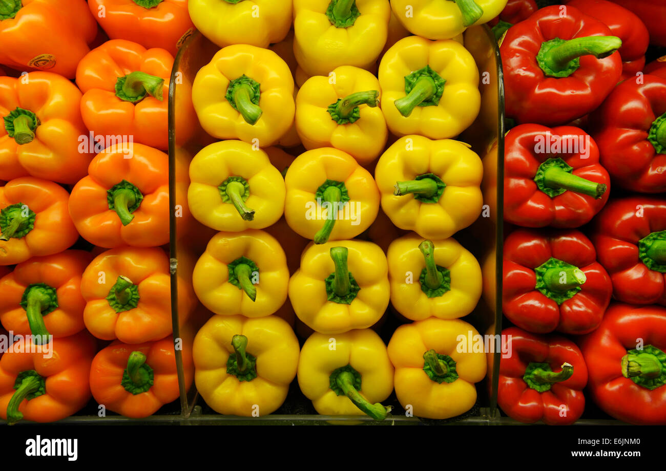 Produits sains sur des étagères dans un marché - bell peppers Banque D'Images