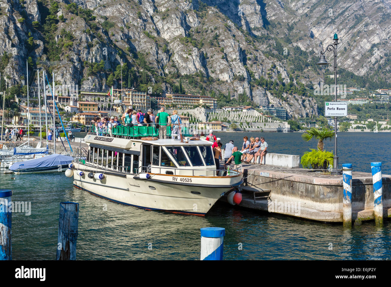 Bateaux dans le Porto Nuovo à Limone sul Garda, Lac de Garde, Lombardie, Italie Banque D'Images